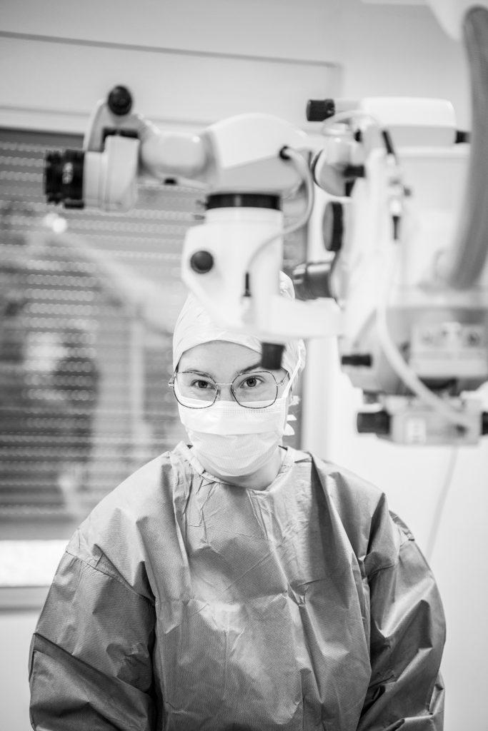 Équipe médicale VISIS entrant dans le bloc opératoire ophtalmologique à Perpignan Audrey Versini