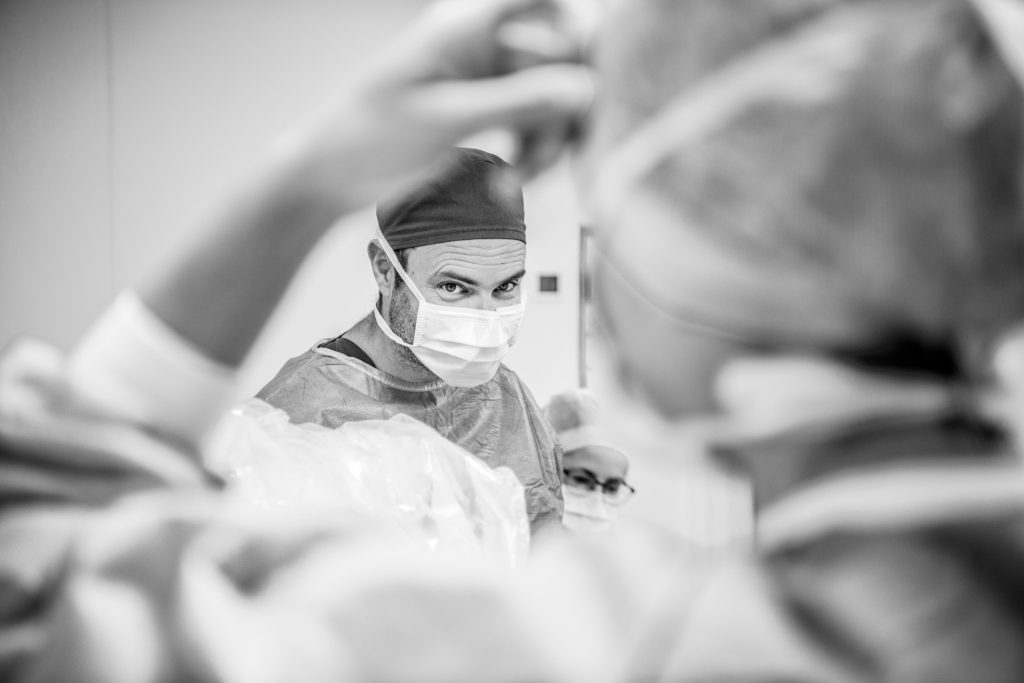 Détail des gestes chirurgicaux en ophtalmologie clinique Médipôle Elsan Perpignan Audrey Versini