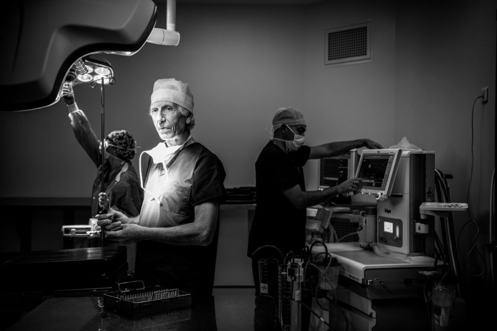 Écran de contrôle médical pendant une opération ophtalmologique à Perpignan Audrey Versini