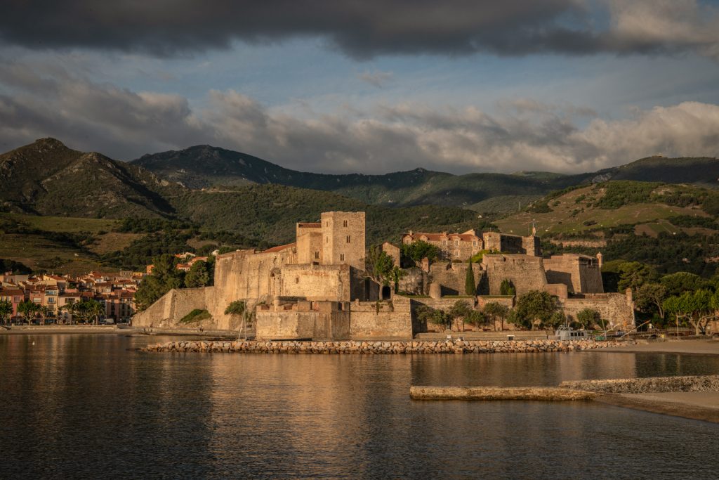 Paysage côtier Côte Vermeille falaises Méditerranée Pyrénées-Orientales Occitanie France – Coastal landscape South of France editorial photographer © Audrey Versini