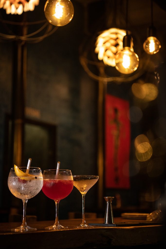 Reportage photo bar restaurant lumière filament couloir perspective Occitanie France – Bar restaurant filament light corridor perspective reportage photographer Occitanie – Reportaje foto bar restaurante luz filamento pasillo perspectiva Occitania Francia © Audrey Versini