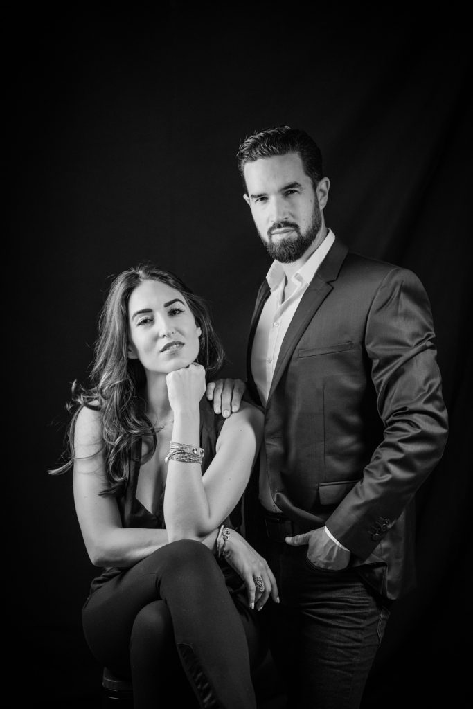 Portrait duo professionnel homme femme studio Perpignan, shooting corporate, Audrey Versini Professional couple portrait studio Perpignan France, corporate shooting, Audrey Versini Retrato dúo profesional hombre mujer estudio Perpiñán, sesión corporativa, Audrey Versini