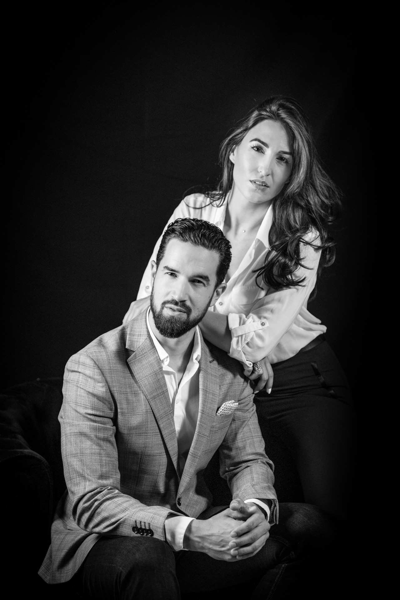 Portrait duo couple professionnel studio fond noir Perpignan, branding communication, Audrey Versini Professional couple portrait black background studio Perpignan France, branding communication, Audrey Versini Retrato dúo pareja profesional fondo negro estudio Perpiñán, branding comunicación, Audrey Versini