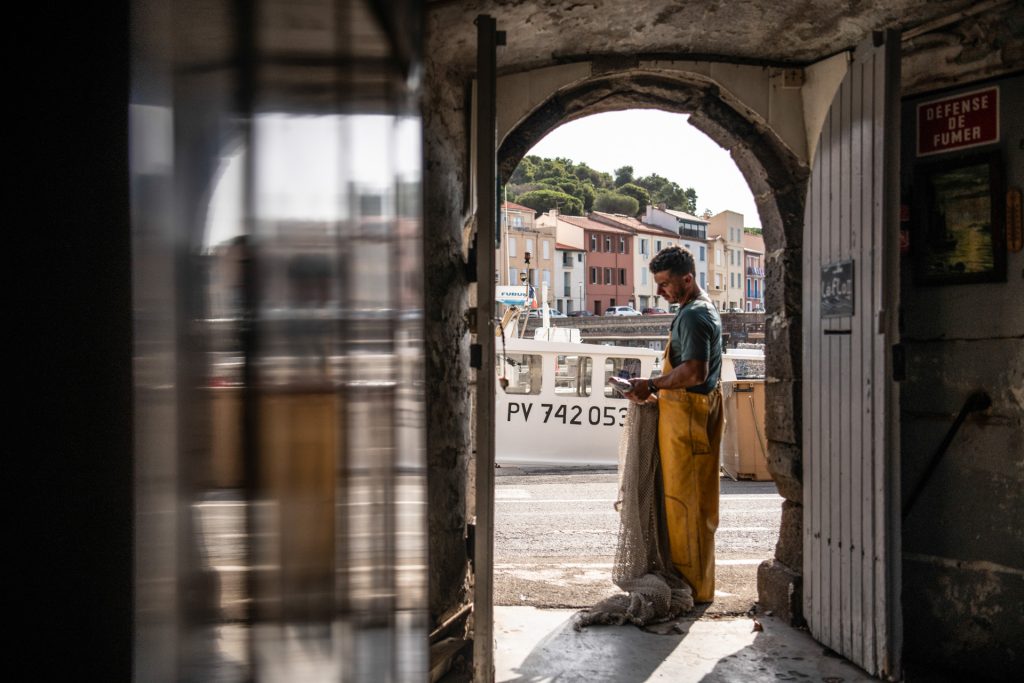 Quai Port-Vendres petit matin chalutier pêche artisanale Côte Vermeille Occitanie – Port-Vendres harbour morning artisanal fishing boat press photographer South of France © Audrey Versini