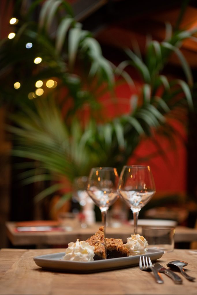 Reportage photo restaurant bar La Fabrik table dressée verres Perpignan Toulon France – Restaurant La Fabrik dressed table glasses editorial photographer Perpignan Toulon – Reportaje foto restaurante bar La Fabrik mesa preparada copas Perpignan Toulon Francia © Audrey Versini