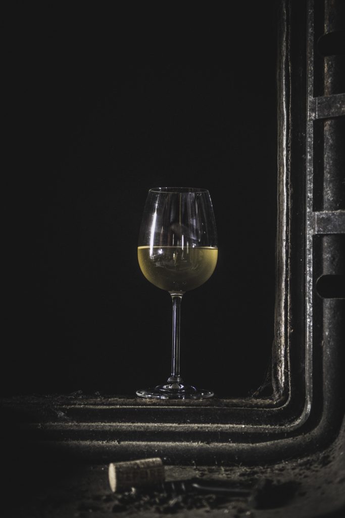 Domaine de l'Epeire Baixas verre de vin devant cuve cave Roussillon photographe Audrey Versini